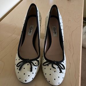 LIKE NEW CLARKS Polka Dot heels